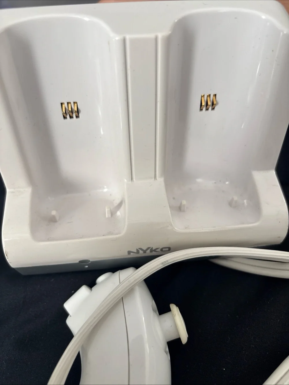 Nintendo Wii Remote Bundle 2 Wiimotes + 2 Nunchuks + Nyko Charger